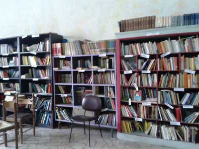La libreria sociale Pavlos Fyssas, situata al piano superiore dello stabile centrale 