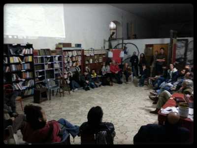 La libreria sociale durante un assemblea