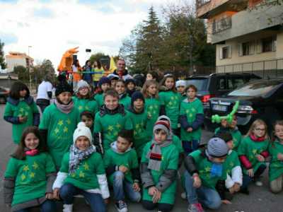 Il gruppo di bambini vestiti da stellina 