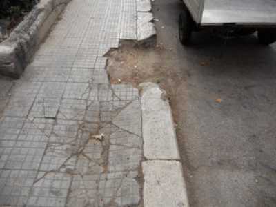 Marciapiede di via De Lilla.