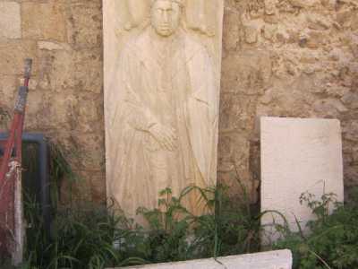 Lastra del Sarcofago Vescovile recentemente restaurato. Ai piedi due pilastrini di iconostasi restaurati anch'essi e lasciati alle intemperie