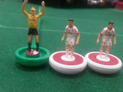 Alcune miniature di Subbuteo, che raffigurano il portiere e 2 giocatori del Bari, stagione 2009/2010