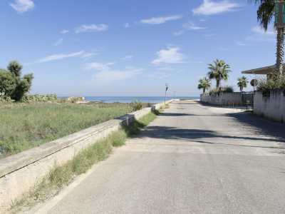 Il lungomare si interrompe e la strada vira verso l'interno a causa di un'ampia distesa di terreno su cui non si � potuto costruire: si tratta dello sbocco a mare di Lama Balice