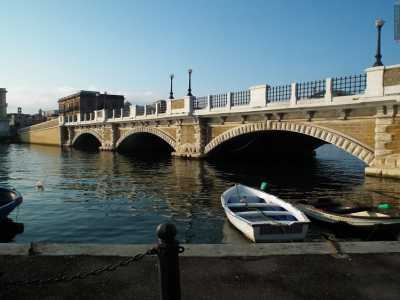 Il Ponte di Pietra che collega il centro storico al rione Tamburi-Croce