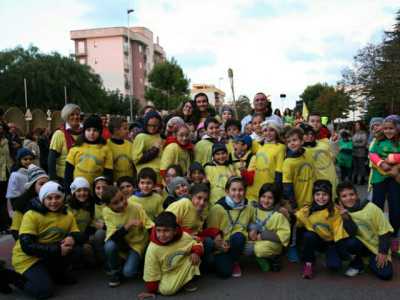 Il gruppo di bambini vestiti da arcobaleno