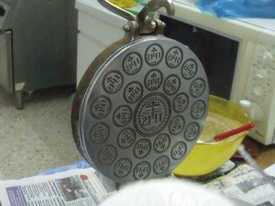 La macchina con il suo particolare stampo