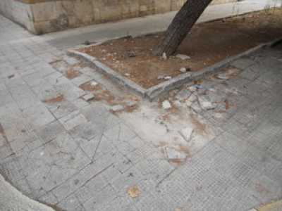 Marciapiede e aiuola in via De Lilla.