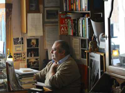 Gianluca Rossiello nella sua libreria 