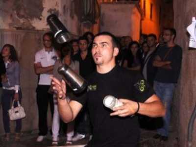 Luca Morelli, istruttore di flair, durante uno spettacolo