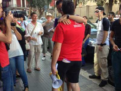 il bacio collettivo per dire no alla violenza