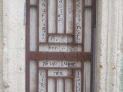Versi di Giacomo Leopardi su una porta di Polignano