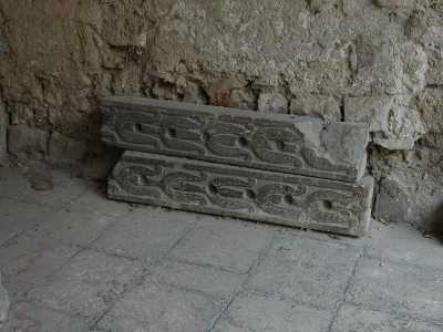 Foto del 2007 raffigurante i pilastrini dell'iconostasi prima del restauro all'interno del cortile del Castello