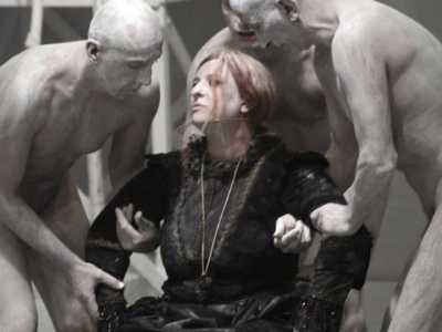 Licia Lanera nell'opera teatrale Duramadre in cui vi sono scene di nudo integrale