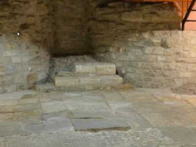 Dettaglio della navata centrale di San Benedetto: i tre gradini d'accesso al presbiterio del monastero
