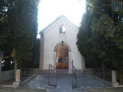 A ridosso della pineta si erge la piccola cappella cimiteriale in cui riposano i resti dei primi monaci dell'Abbazia