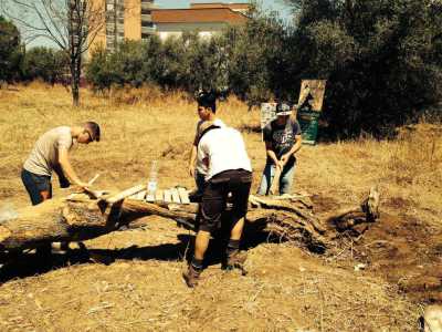 I ragazzi della comunit� Chiccolino, ospiti dell'associazione, lavorano per realizzare una panchina artistica: si tratta di minori sottoposti a provvedimenti penali