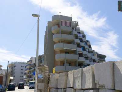 Uno dei palazzi pi� moderni del quartiere