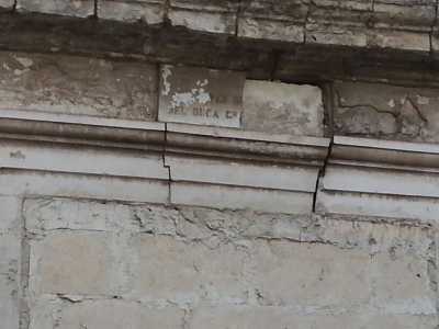 Convento di via delle Murge: insegna in rovina che lo attribuisce al Duca G.
