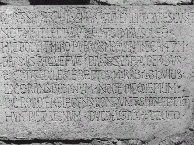 Dettaglio dell'iscrizione sulla tomba di Smaragdo, il rettore della chiesa di San Martino in epoca medievale
