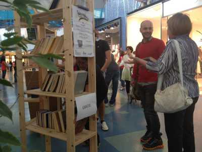 Alcuni scaffali del progetto Giraillibro portati al centro commerciale di Triggiano