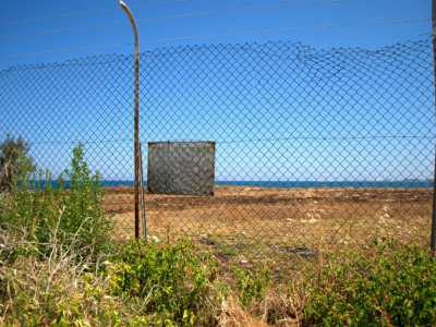 Il rete di recinzione che separa la spiaggia libera dal Tiro a Volo, il lido dei militari