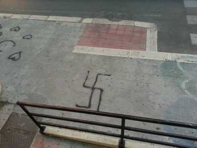 La svastica disegnata sul marciapiede dell'ingresso di via Pizzoli del liceo Q. O Flacco di Bari