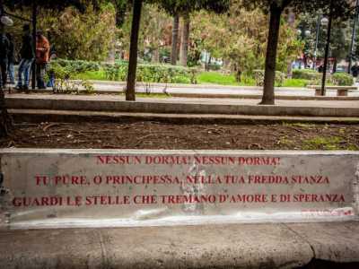 SCACCO AL RE, messaggi sulle panchine per segnalare il divieto di dormire favorendo una riqualificazione urbana