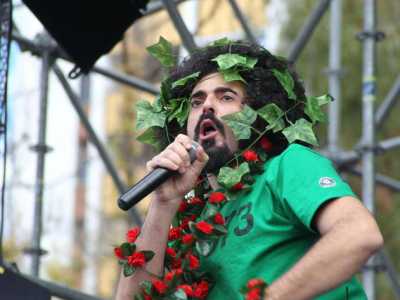 Caparezza, che ha aperto il concerto dello scorso anno, come gli altri artisti ha partecipato all'evento senza ricevere compensi