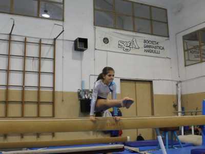 Angiulli: una bambina si allena sulla trave di equilibro
