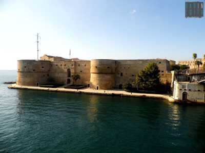 La possenza del Castello Aragonese, costruito alla fine del 1400 sull�impianto di un precedente castello di et� normanno-sveva che, a sua volta, era stato edificato sui resti di una roccaforte bizantina.