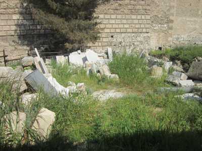 Materiali provenienti dallo smantellamento d'impianti accatastato insieme alle opere lapidee