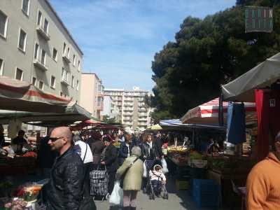 Sempre affollato il mercato di via Pitagora