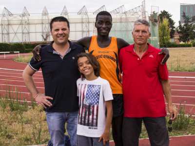 Ali Drama con i due poliziotti di vigilanza del campo di accoglienza di Bari Francesco Leone, 54enne, e Francesco Martino 43enne assistente capo della Questura, che sono diventati i suoi allenatori, e con il figlio della famiglia barese che oggi ospitano 