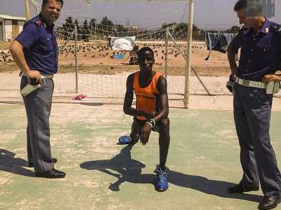 Il profugo corridore ha iniziato a fare i primi allenamenti all'interno del Cara quando non aveva ancora ottenuto il permesso di soggiorno con l'abbigliamento fornito dai poliziotti