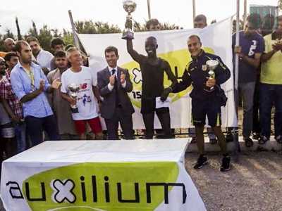 Ali solleva orgoglioso il premio vinto in una gara organizzata all'interno del Cara di Bari. Ha vinto anche la Gara del faro nella citt� di Bari e ora si prepara a competizioni a livello nazionale