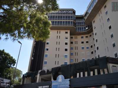Un edificio che comprendeva 168 stanze, sale congressi, un ristorante, la piscina e un parcheggio interno da 200 posti auto. Locali raggiungibili grazie ai suoi sei ascensori, di cui due panoramici