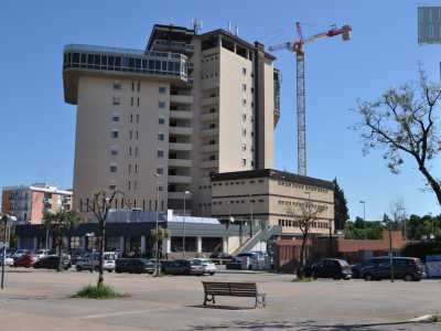 Ma dalla fine dell�anno scorso qualcosa ha cominciato a muoversi attorno allo storico hotel: sono comparsi operai, camion e un�alta gru � stata posta accanto all�edificio. Sono infatti partiti i lavori che regaleranno all�albergo una nuova vita