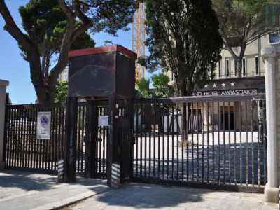 Parliamo al passato perch� nel marzo del 2006 il �Grand�hotel Ambasciatori� � stato chiuso e di fatto abbandonato a se stesso. Le finestre sono state serrate e il cancello nero chiuso e lasciato ad arrugginirsi