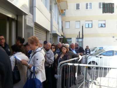Appena si apre l'ufficio tutti si accalcano per entrare