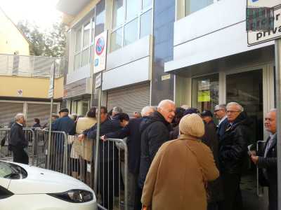 Qualche anziano si aggiunge alla coda e chiede informazioni