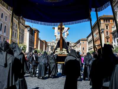 Una processione della confaternita nella Capitale: i "sacchi neri" sono gemellati con la capostipite romana �dell'Orazione e Morte�