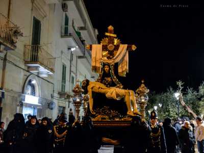 Durante le processioni della Piet� e dell�Addolorata, le vie di Molfetta si riempiono di �sacchi neri�, cio� di persone che vestono l�abito dei prelati che ricorda appunto la forma di un sacco