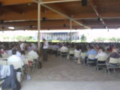 L'assemblea sotto il gazebo