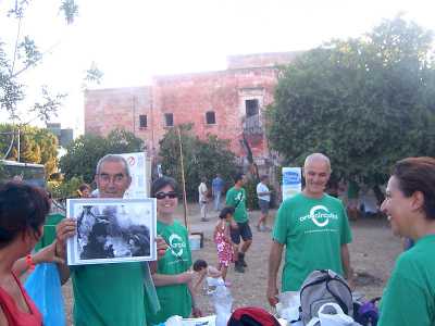 Un operatore mostra una foto in bianconero di villa Giustiniani
