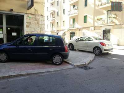 Due auto in sosta sulle rampe di via Carnia, angolo via Laterza