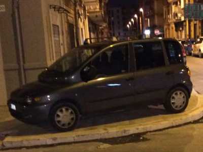 All'angolo tra via Montello e via Carnia una vettura resta parcheggiata tutta la notte sullo scivolo 