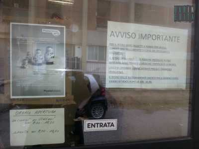Avvisi e pubblicit� sulla porta di entrata dell'ufficio recapito