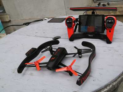 Un drone modello Parrot Bebop e il suo joystick con schermo integrato
