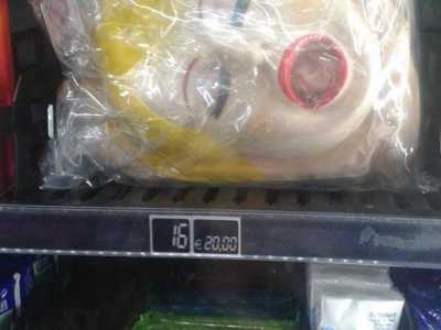 Negli scaffali in basso si vendono patatine e fazzoletti. In alto invece spunta una bambola gonfiabile