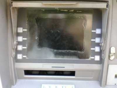Il bancomat di Santo Spirito rimasto senza corrente elettrica: dall'immagine si vede chiaramente il monitor spento e il meccanismo di distribuzione aperto